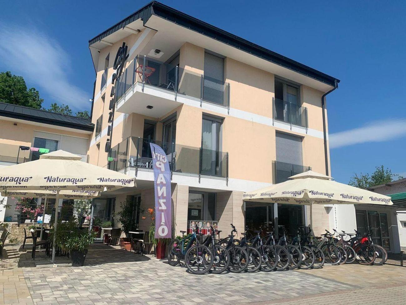 City Panzio Balatonlelle Exteriör bild