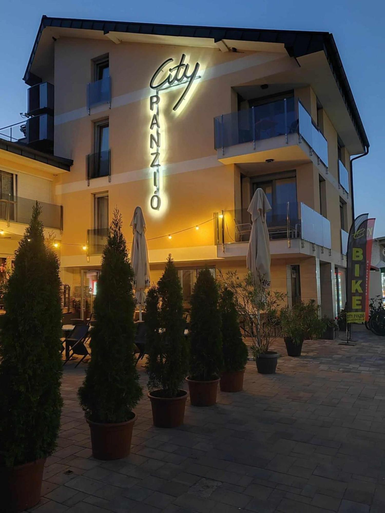 City Panzio Balatonlelle Exteriör bild